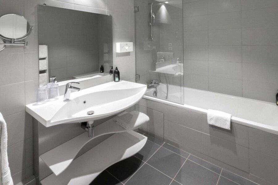 Aparthotel Adagio Nice Promenade des Anglais bathtub