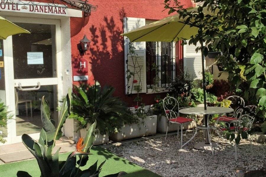 Hotel Danemark facade,garden