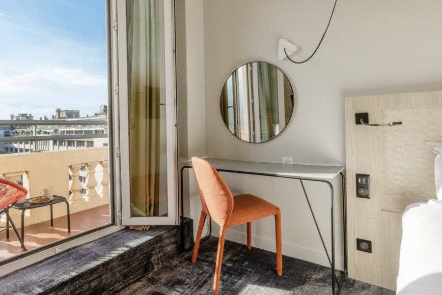 Hôtel Vendôme hotel bedroom,balcony