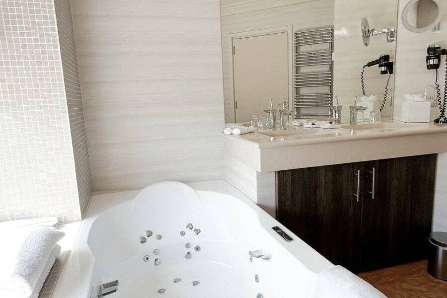 Hôtel La Pérouse Nice Baie des Anges - Recently fully renovated bathtub,spa