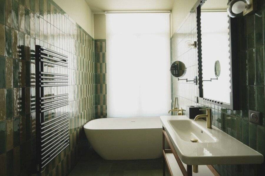 Hotel Gounod Fully Renovated bathtub