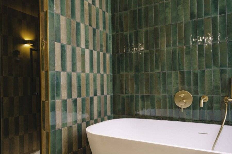 Hotel Gounod Fully Renovated bathtub