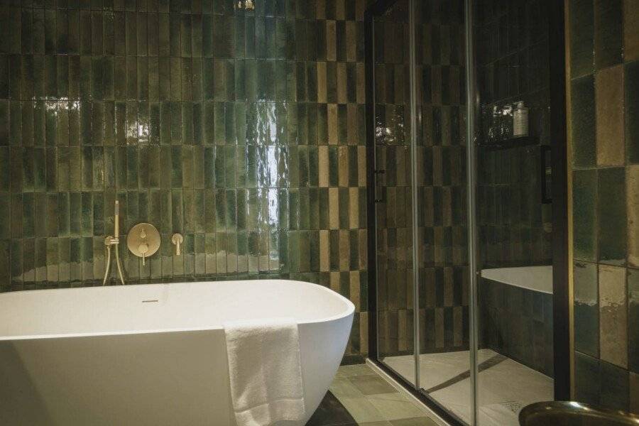 Hotel Gounod Fully Renovated bathtub