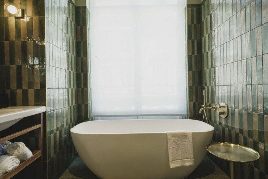 Hotel Gounod Fully Renovated bathtub