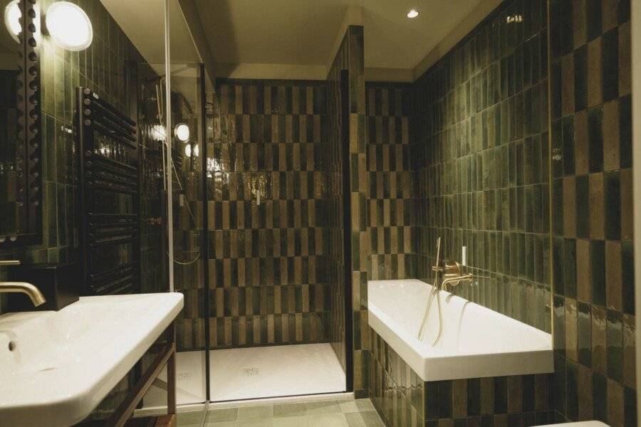 Hotel Gounod Fully Renovated bathtub