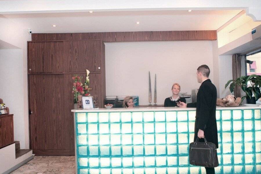 Hôtel Esprit d&#039;Azur front desk,lobby