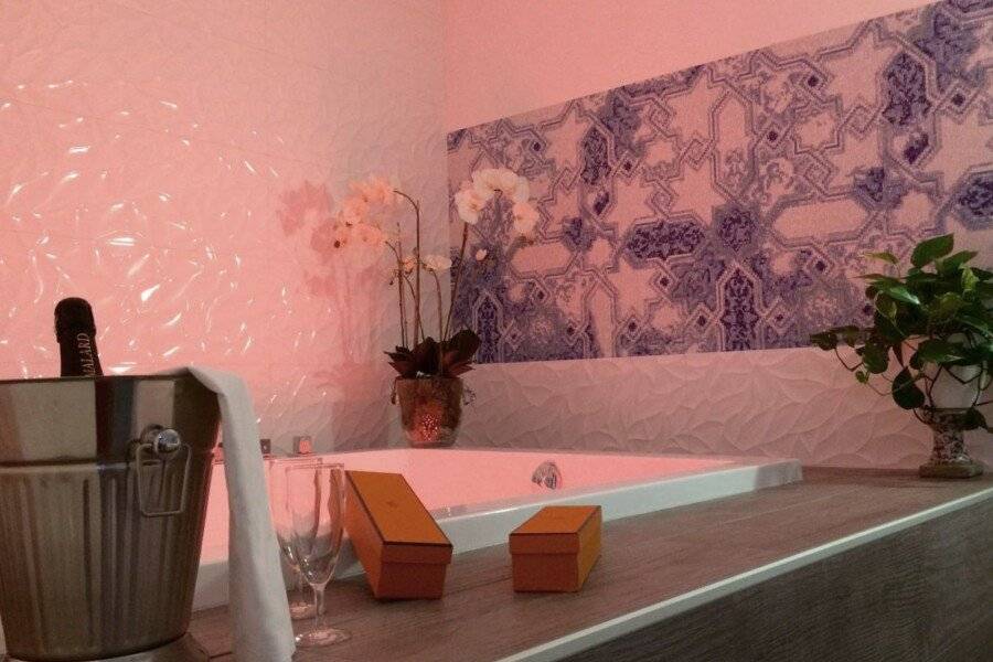 Hotel Villa Rose bathtub,jacuzzi