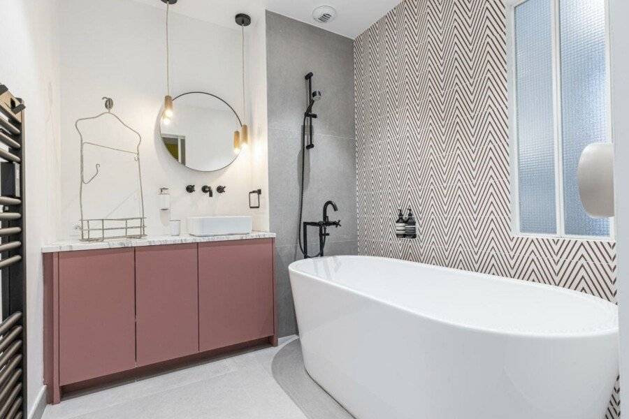 L'Abeille - Boutique Apartments bathtub