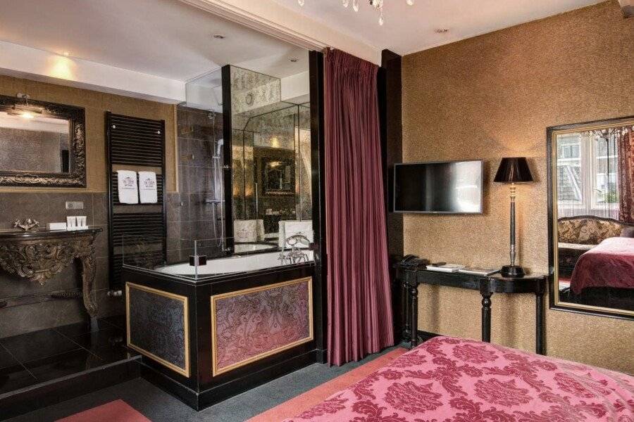 The Pavilions Amsterdam, The Toren hotel bedroom,bathtub