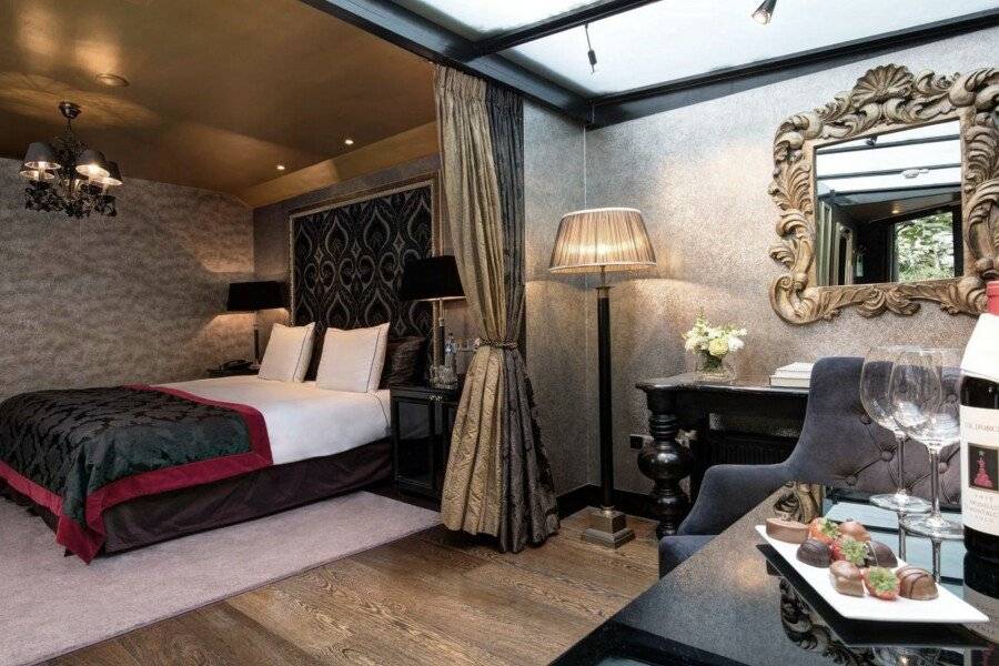 The Pavilions Amsterdam, The Toren hotel bedroom