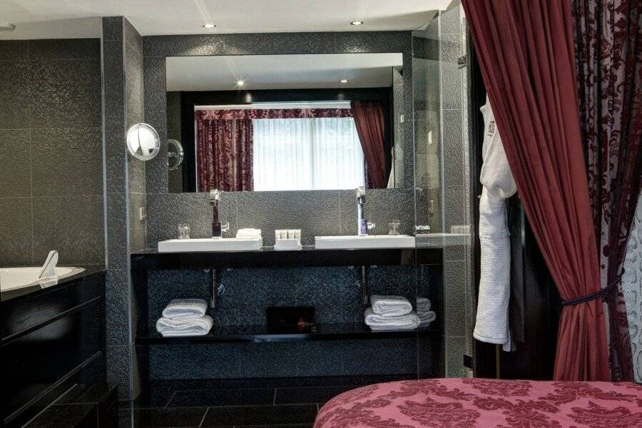 The Pavilions Amsterdam, The Toren bathtub,hotel bedroom