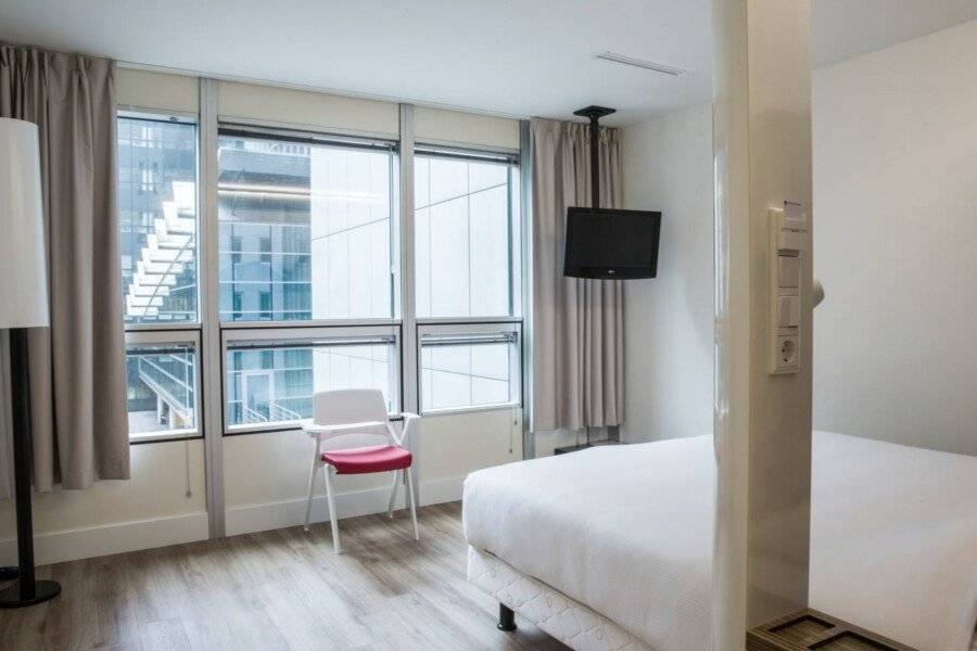 Qbic Amsterdam WTC hotel bedroom