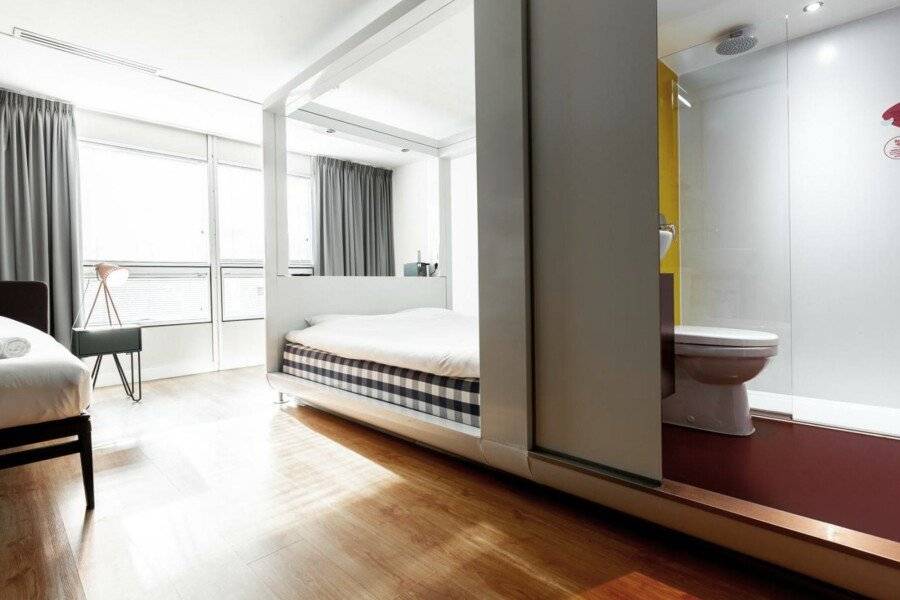 Qbic Amsterdam WTC hotel bedroom