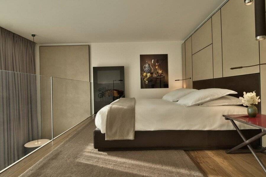 Conservatorium Hotel hotel bedroom