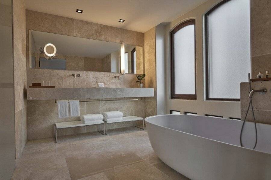 Conservatorium Hotel bathtub