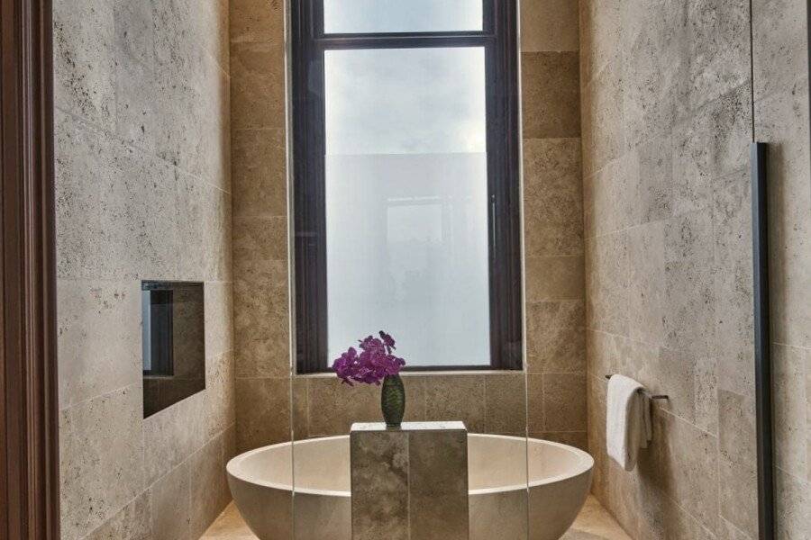 Conservatorium Hotel bathtub