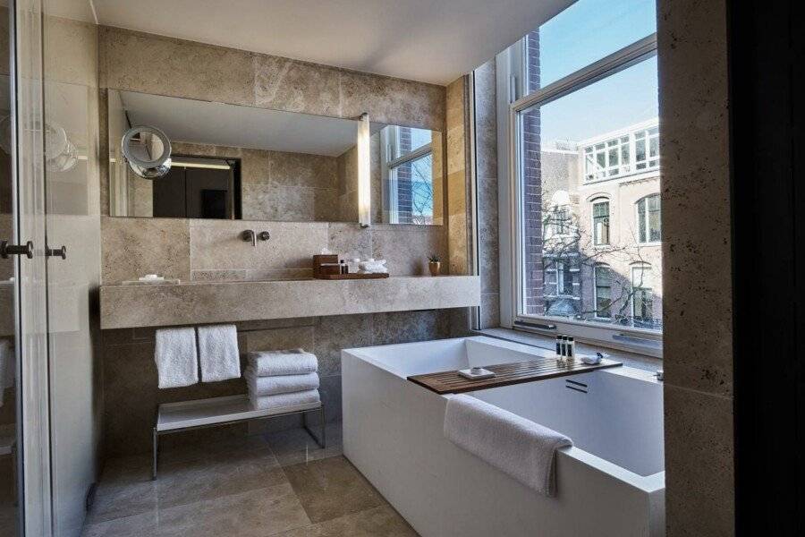 Conservatorium Hotel bathtub