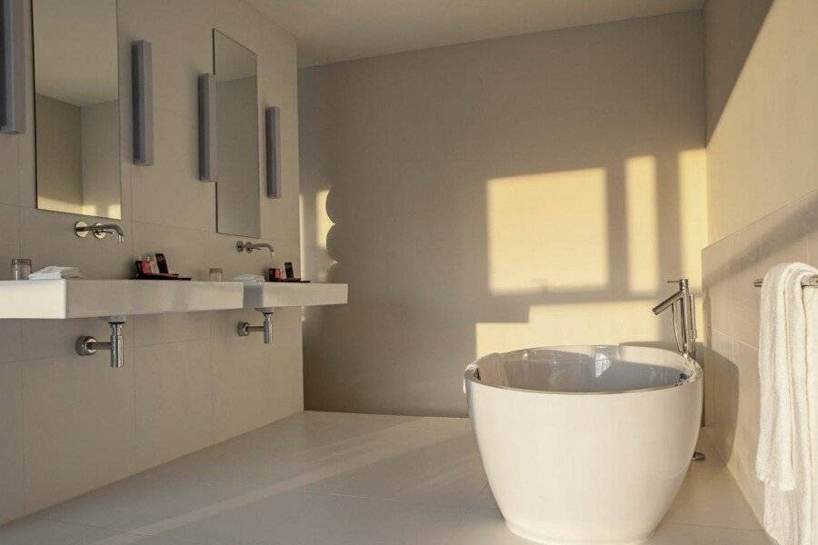 Room Mate Aitana bathtub