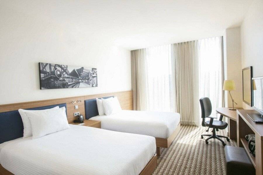 Hampton By Hilton Arena Boulevard hotel bedroom