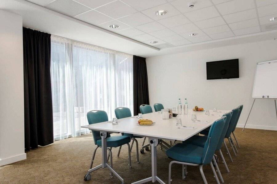 Hampton By Hilton Arena Boulevard conference room,meeting room