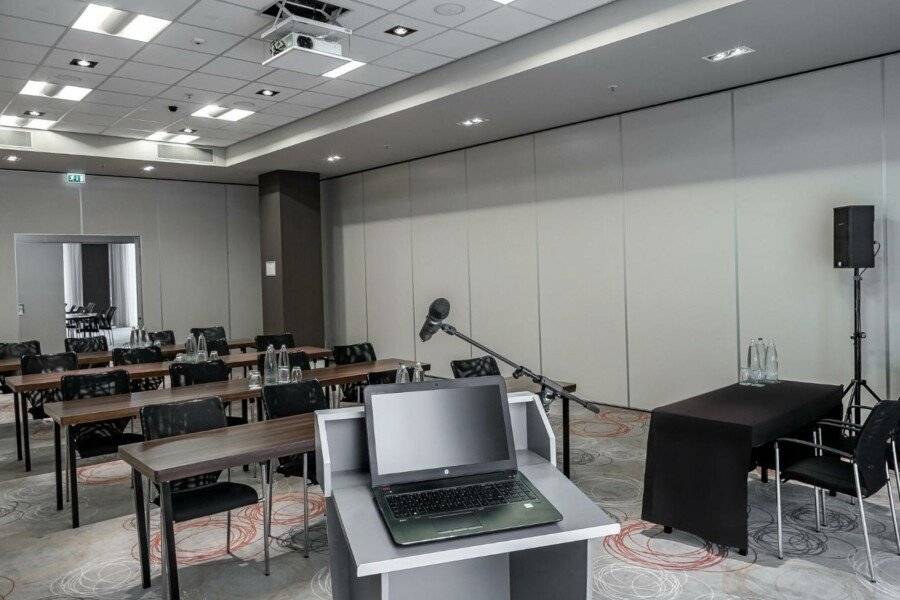 Holiday Inn Express Arena Towers conference room,meeting room