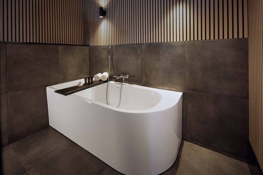 Hotel2Stay bathtub