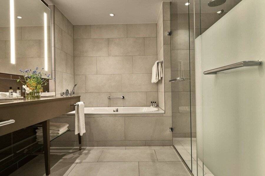 Hyatt Regency bathtub