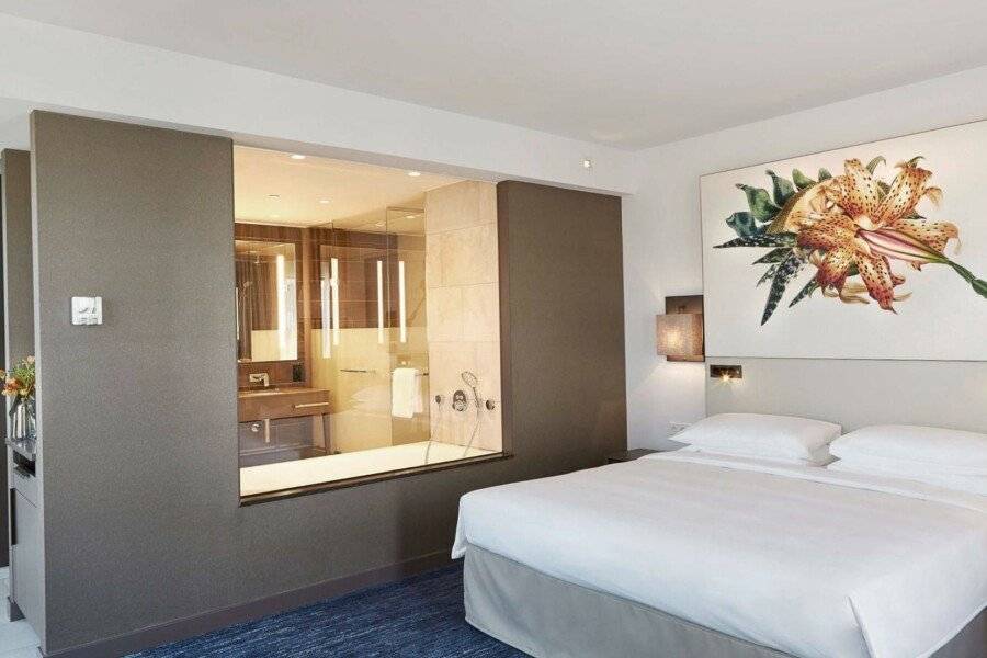 Hyatt Regency hotel bedroom