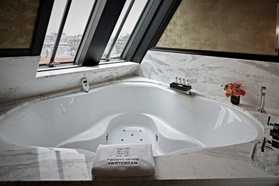 Hotel TwentySeven bathtub