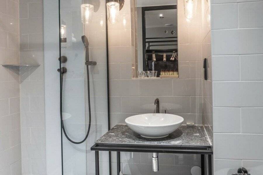 Four Elements Hotel bathtub