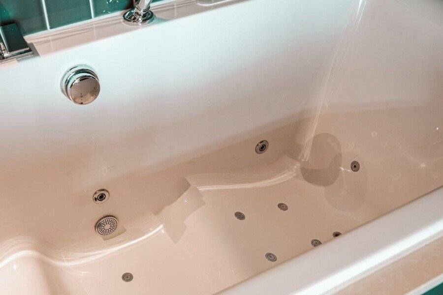 Olympic Hotel bathtub