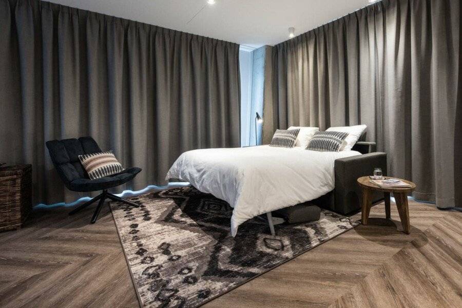 Numa Docklands hotel bedroom