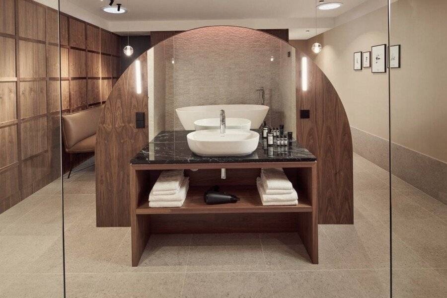 Met Hotel Amsterdam bathtub