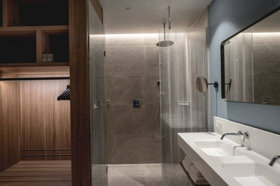 Van der Valk Hotel Zuidas -Rai bathtub