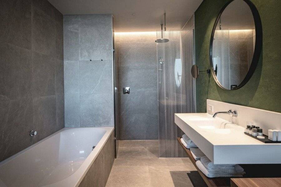 Van der Valk Hotel Zuidas -Rai bathtub