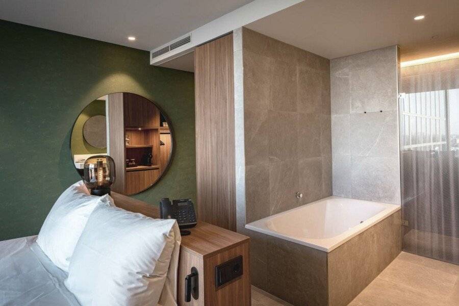 Van der Valk Hotel Zuidas -Rai hotel bedroom, bathtub