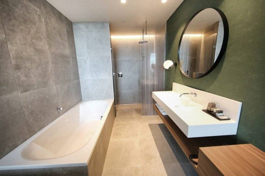 Van der Valk Hotel Zuidas -Rai bathtub