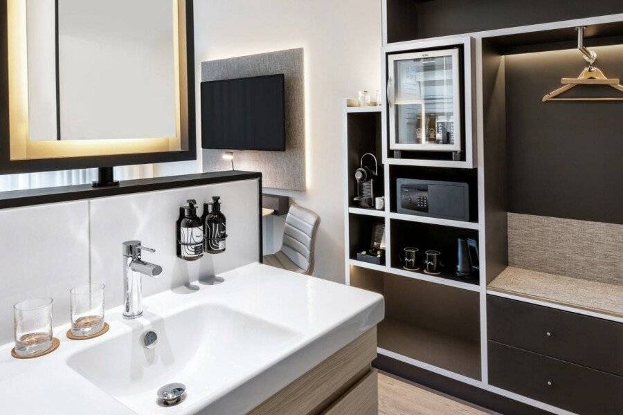 INNSiDE by Meliá Amsterdam bathtub,kitchen,hotel bedroom