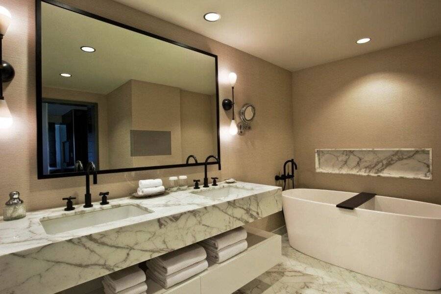 Loews Regency New York Hotel bathtub