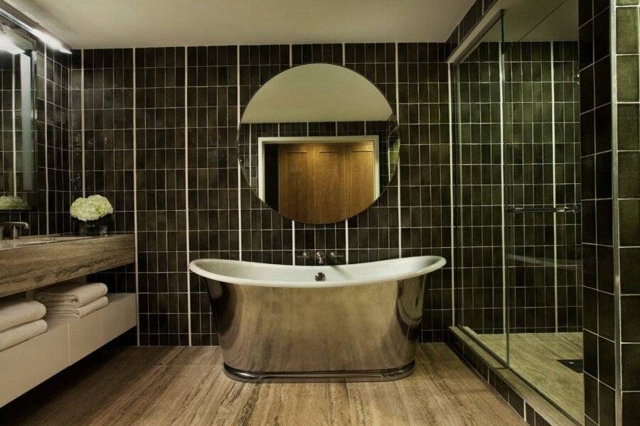 Loews Regency New York Hotel bathtub,spa,