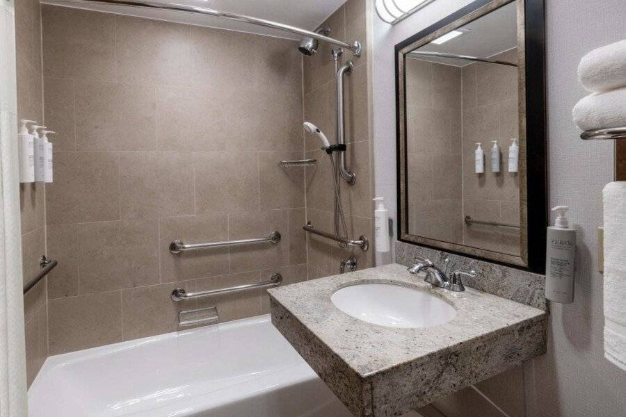 Hilton Garden Inn West 35th Street bathtub