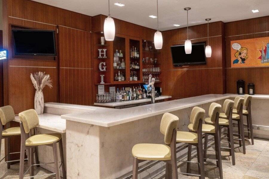 Hilton Garden Inn West 35th Street bar