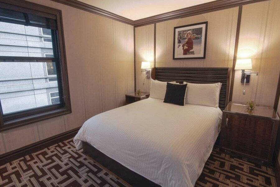 Iroquois New York Times Square hotel bedroom