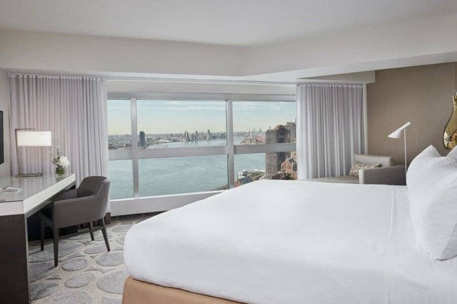 Millennium Hilton New York One UN Plaza hotel bedroom,ocean view