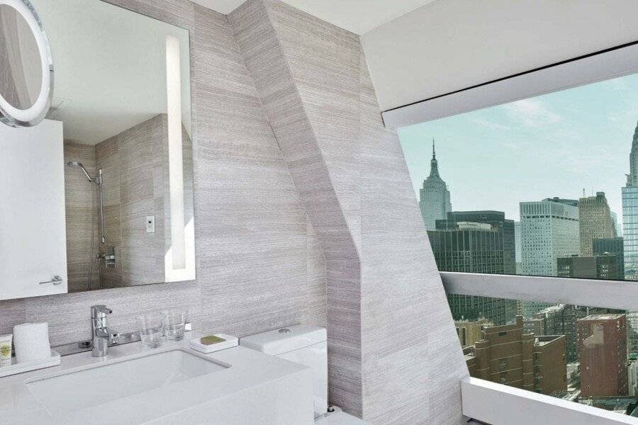 Millennium Hilton New York One UN Plaza bathtub,ocean view