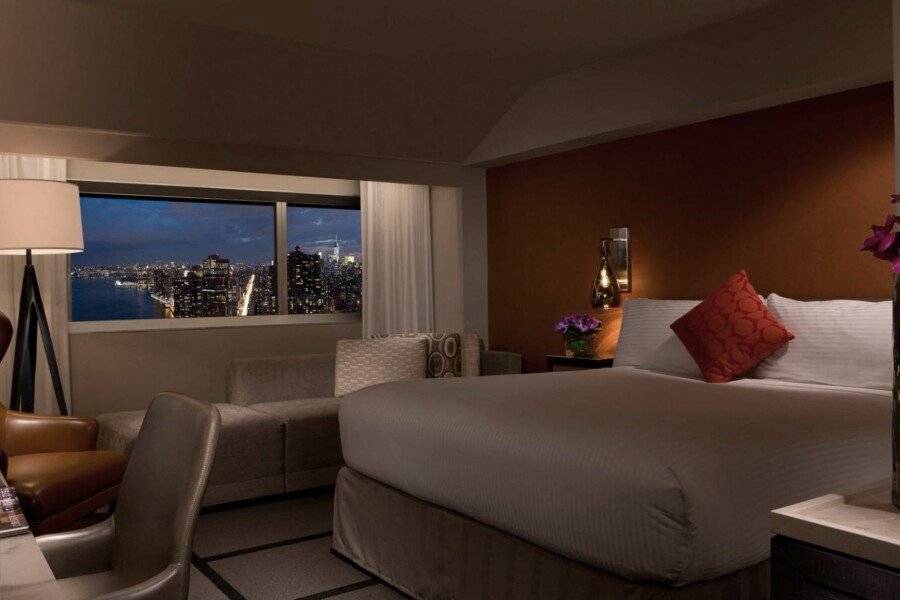 Millennium Hilton New York One UN Plaza hotel bedroom,ocean view