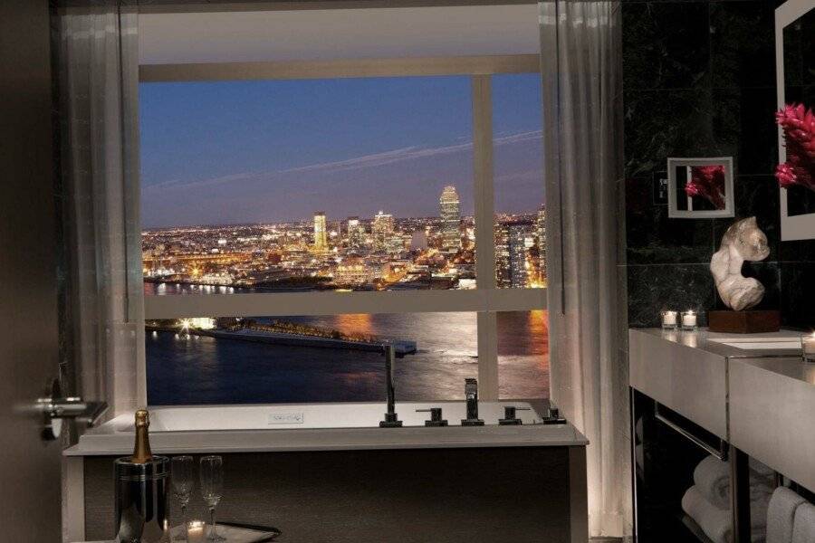 Millennium Hilton New York One UN Plaza bathtub,ocean view