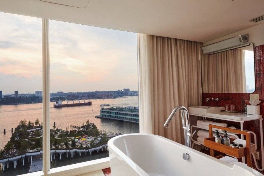 The Standard, High Line New York bathtub,ocean view