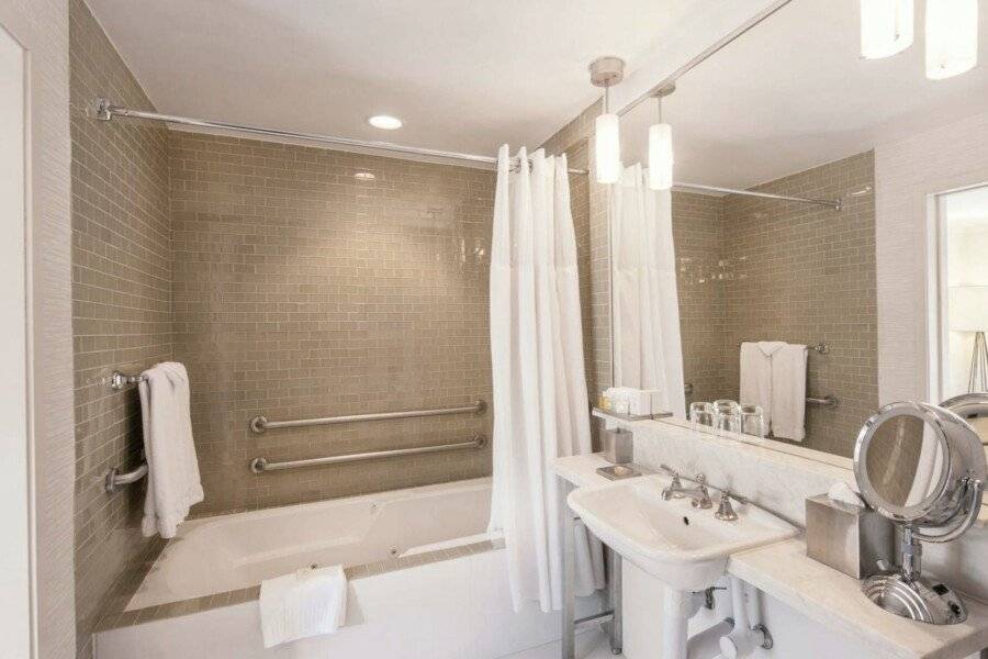 70 Park Avenue Hotel bathtub