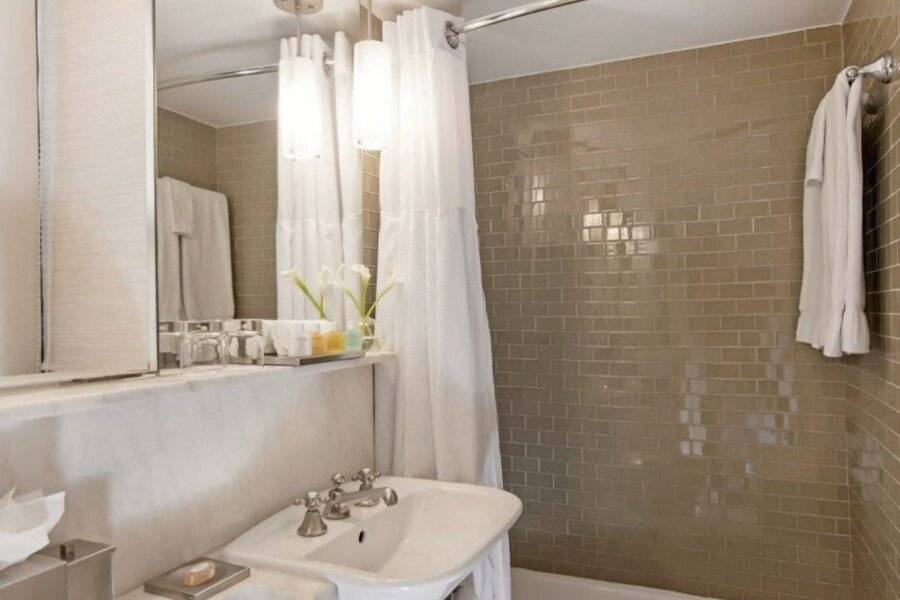 70 Park Avenue Hotel bathtub